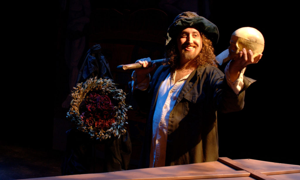 Gravedigger holding skull from Hamlet 2005, photo by Grinell Talbot Photography